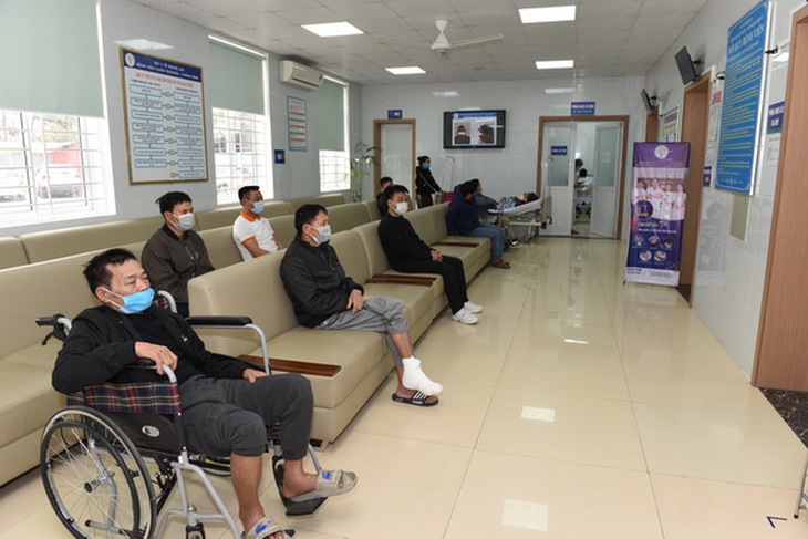 Người bệnh đến khám điều trị tại Bệnh viện Chấn thương Chỉnh hình Nghệ An được yêu cầu ngồi giãn cách trong quá trình chờ khám.